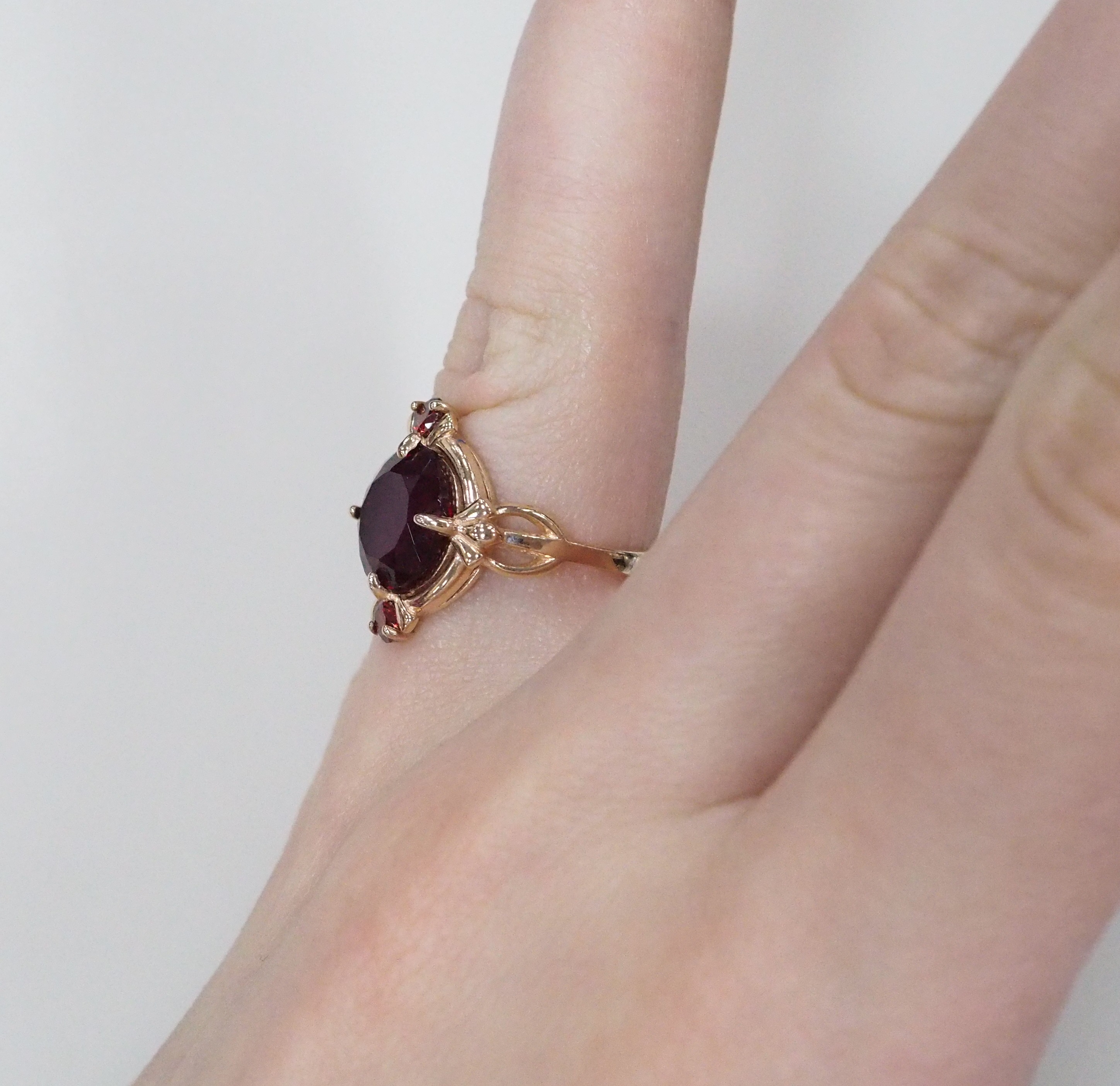 Серебряное кольцо 925 пробы; вставки 1 Пл. Кварц цв.гранат; 2 Куб. Цирконий красн.;